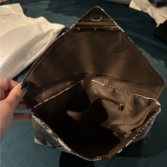 Envelope style Faux snakeskin purse - Picture 3 of 3